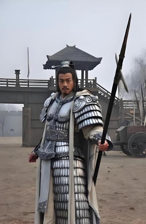 何润东手持方天画戟扮项羽超燃巡场！

4月18日晚，何润东现身苏超，手持方天画戟