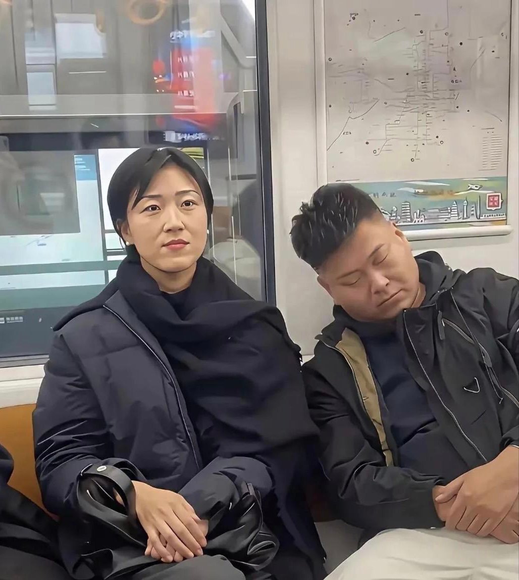 地铁上看到的，看这女的表情，强忍着笑都快憋出内伤了吧。 