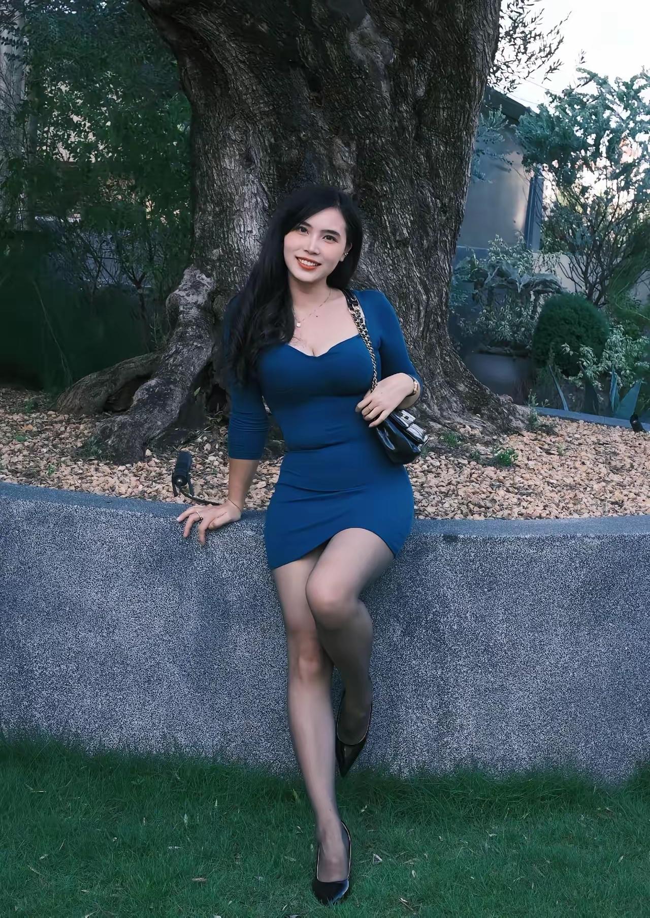 职业女性在私人时间里，都是可以这样美艳动人的。或者说，这个妹妹的底子是真的不错的
