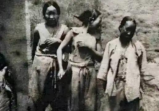 1942年，日寇把姜文珊和姜英珊绑在木桩上，无耻地撕开她们的衣服，轮番凌辱，她们