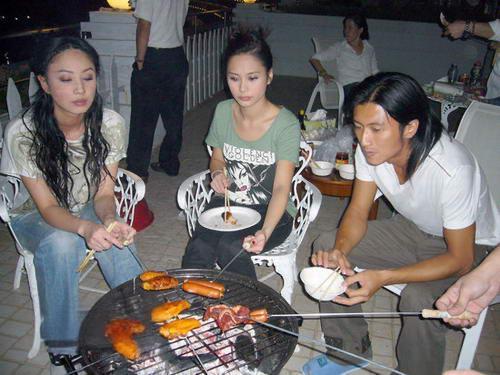 2006年，谢霆锋与阿娇、阿Sa、郑希怡到厦门为中秋晚会演出。

当年，谢霆锋刚