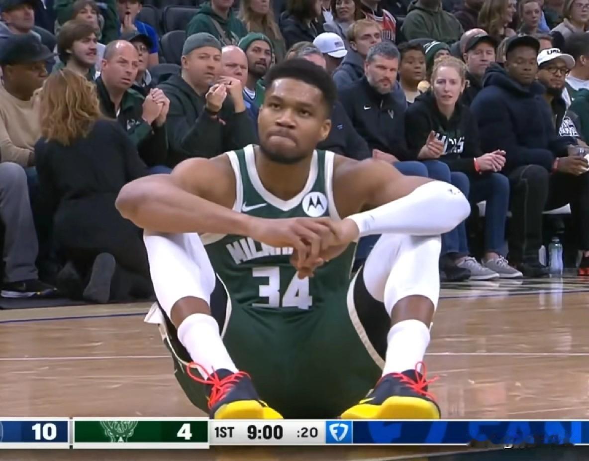 不甘心啊！字母哥无对抗受伤！

今天雄鹿主场与活塞的对决，首节9分钟，字母哥在行