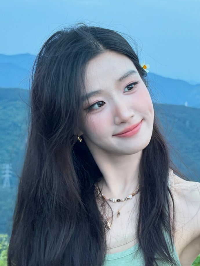 卢昱晓一出来太阳就出来了 发丝被海风吹得乱飞，她抬手捋头发的刹那，天光骤然亮起。