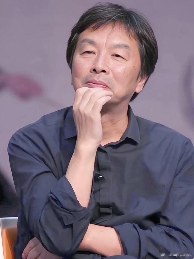 刘震云说AI也不容易笑晕！AI秒变焦虑打工人，在线灵魂发问会不会被淘汰。还搬出刘