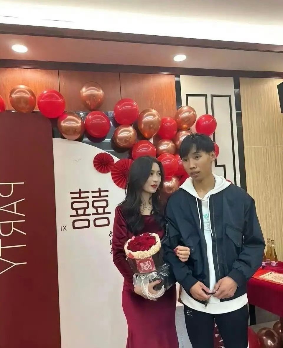 我都不知道我表哥怎么找到这么漂亮的女朋友 