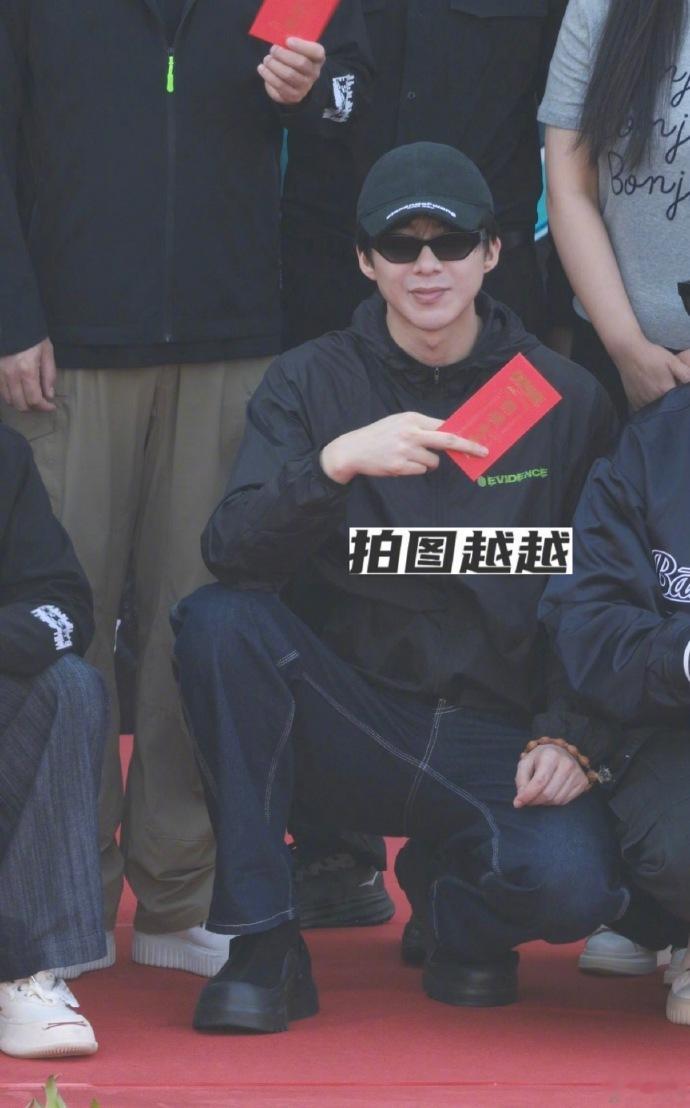 刘宇宁新剧铁证开机仪式路透 刘宇宁新剧《铁证》今日开机路透有， 刘宇宁一身黑色穿