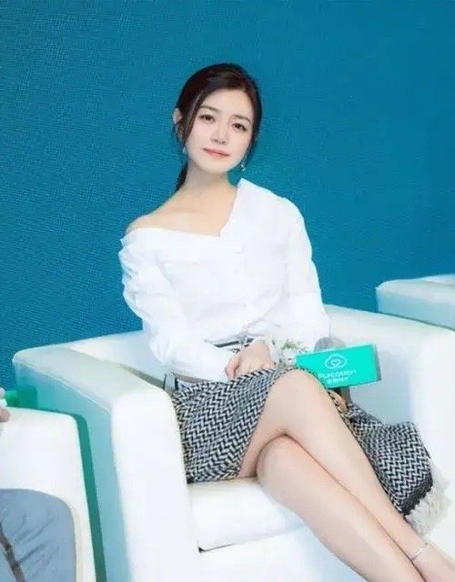 杨丞琳陈妍希生日合照近日，陈妍希以一组全新的造型亮相，让人眼前一亮，差点没认出来