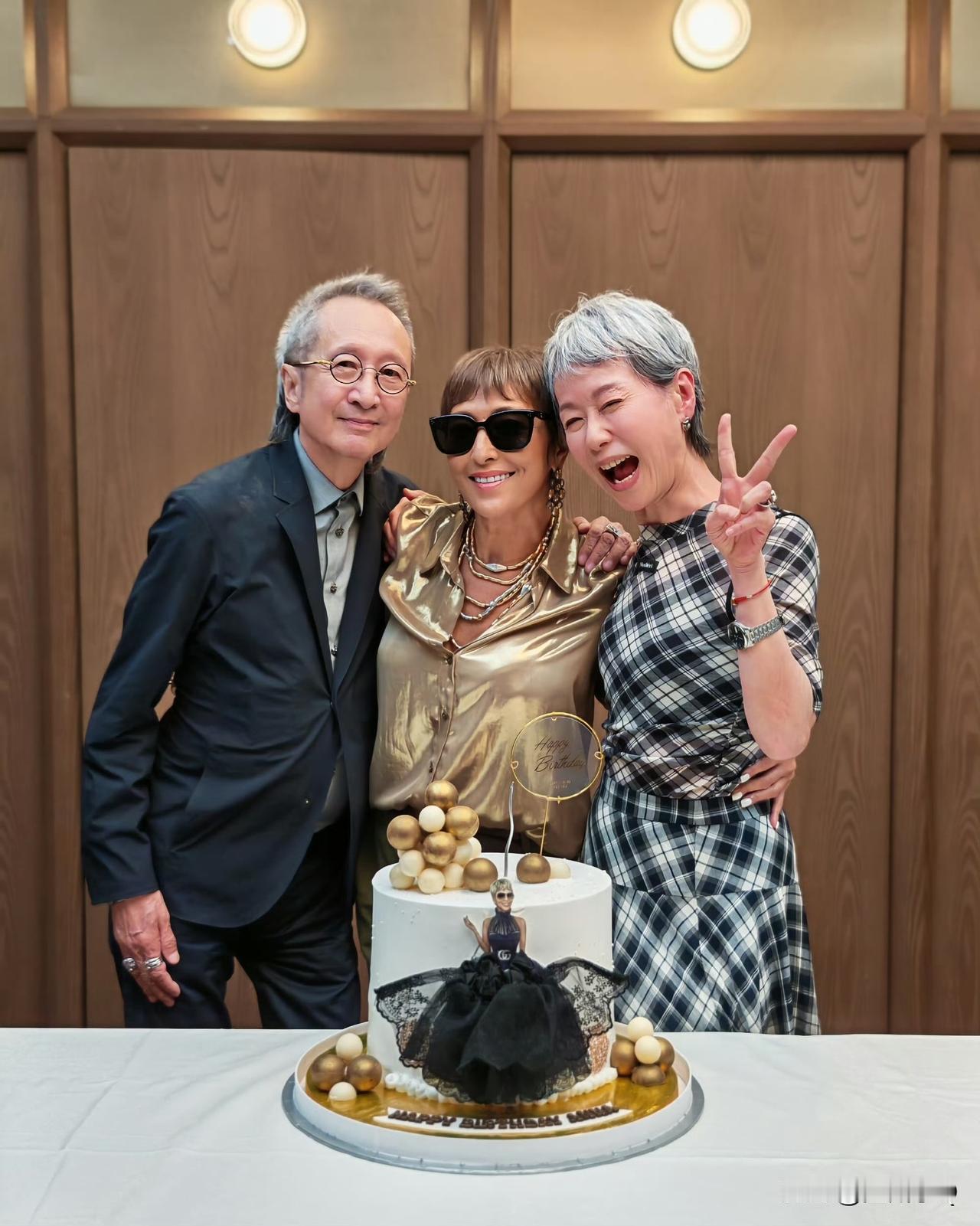 上山诗纳庆生，好多明星夫妇到场祝贺，如邱淑贞夫妇、叶童夫妇、杜德伟夫妇、梁家辉夫