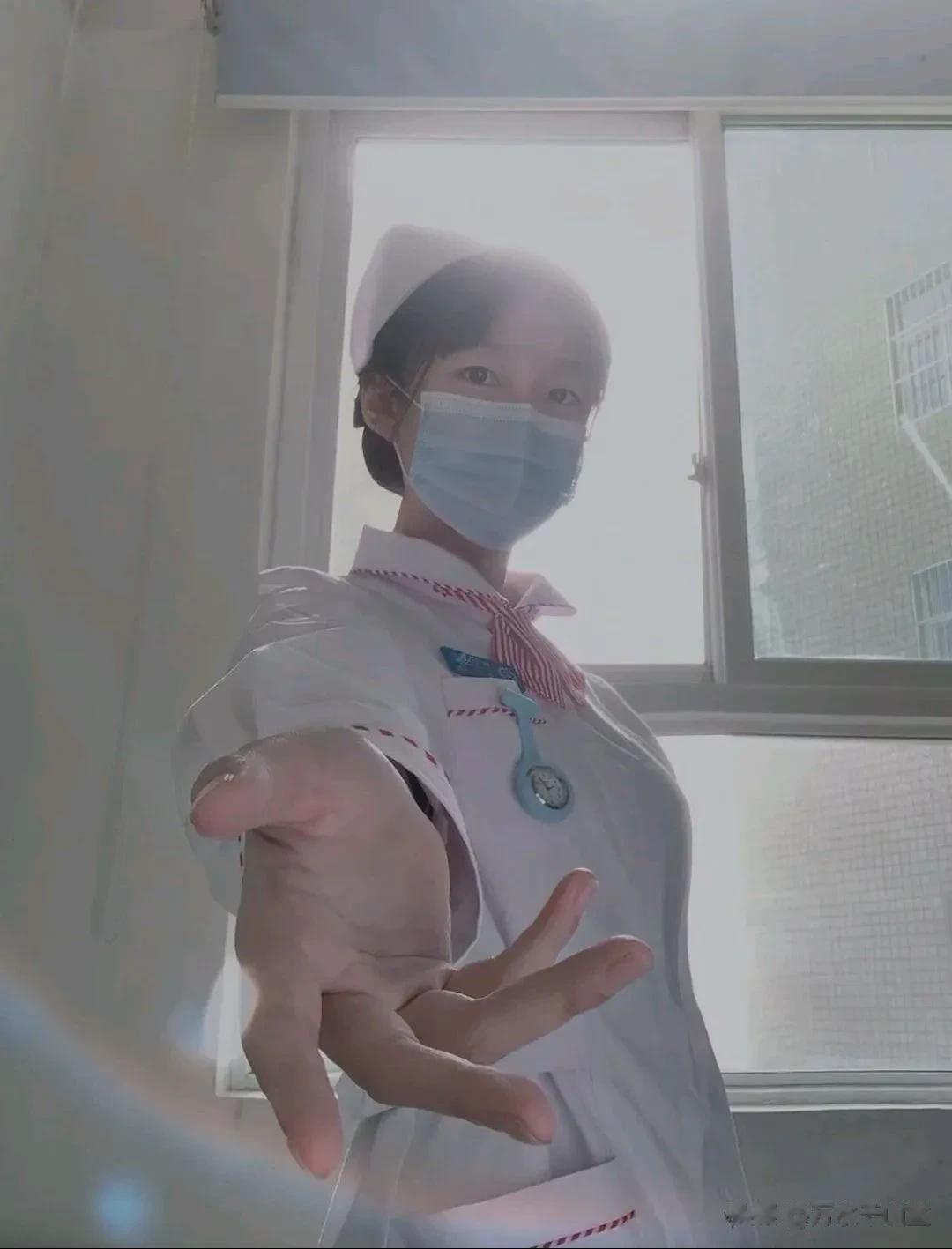 把手伸过来，给你一个健康。
     