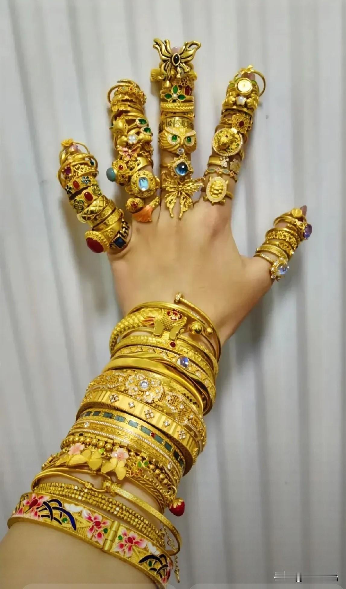 刷手机看到一个图片，妈呀！这只手是不是能买一套房？