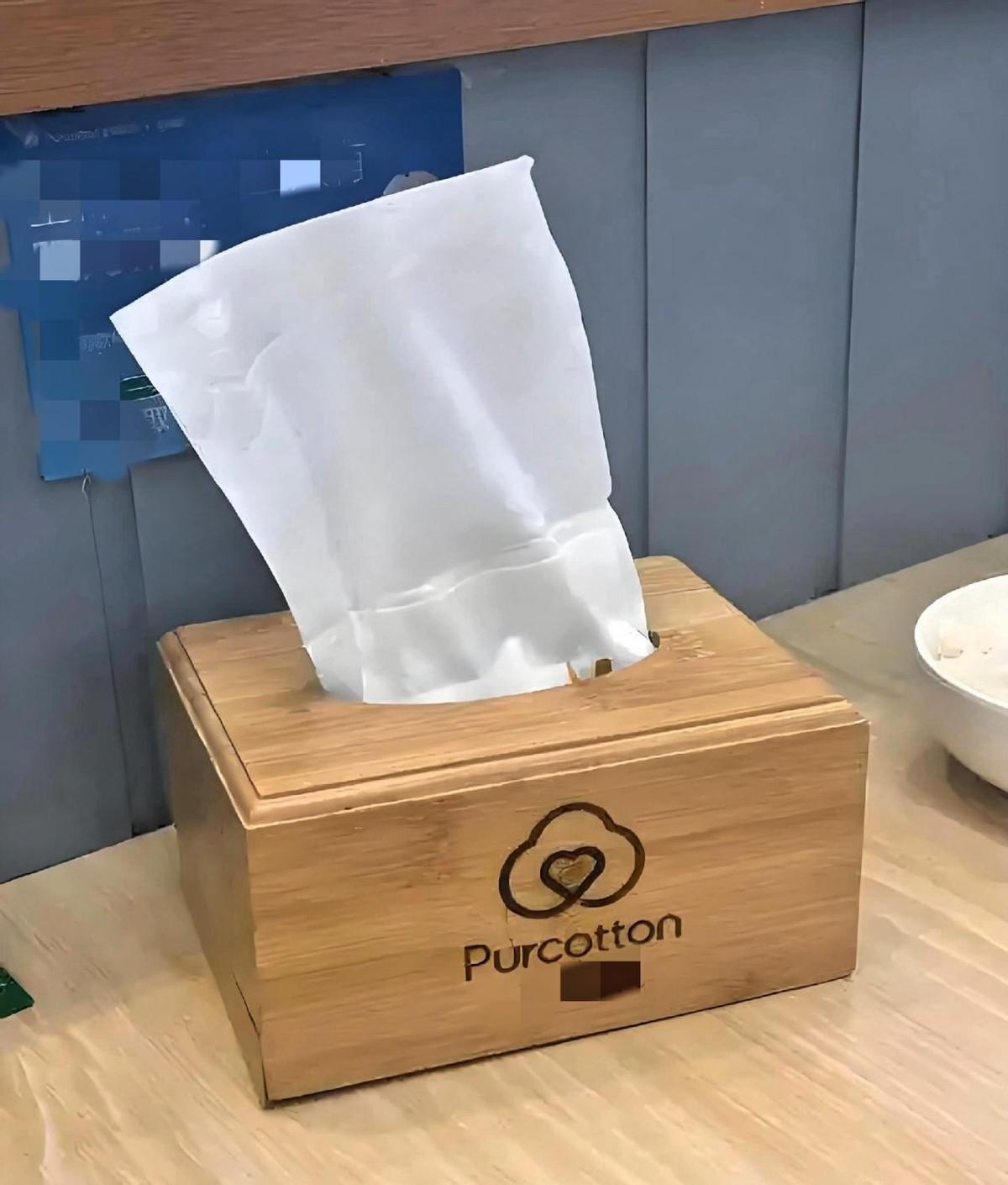 江西南昌，女子在一家面馆吃面，怕浅色羽绒服粘上油渍，就抽了2张纸巾垫在手肘下面，