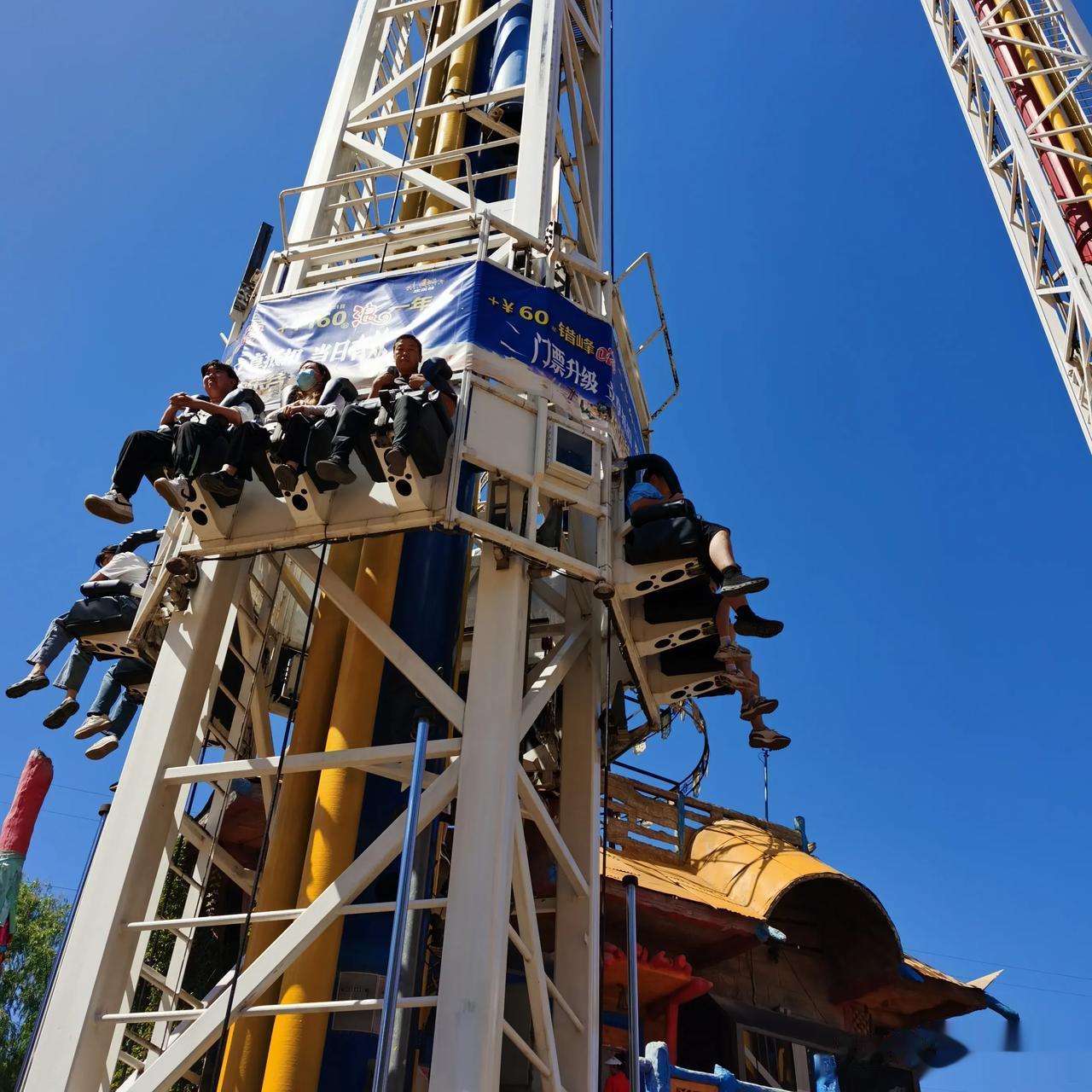  
每周都要来欢乐谷，在这里可以释放所有的压力与烦躁，就像回到童年一样！这就是游