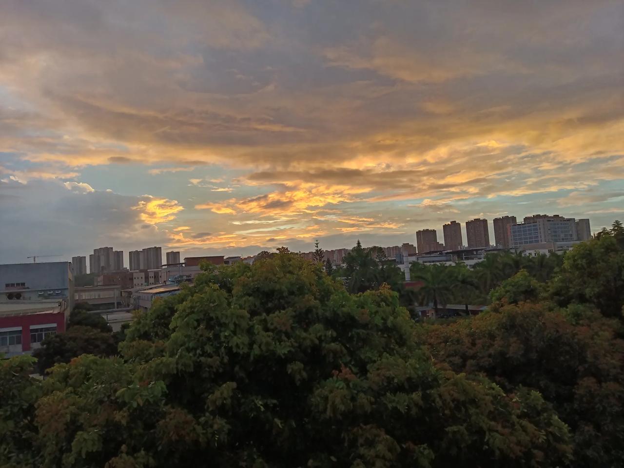 人生岔路口太多，但我不想丢下自己亲朋好友，可是，我却不知不觉的丢下了一个人。