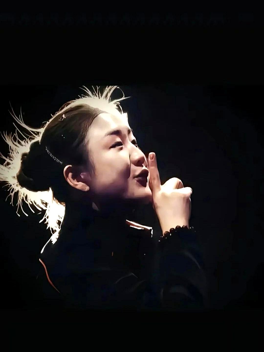 “嘘——”照片一出，全网安静三秒。陈梦把手指抵在唇边，没怼黑粉，没卖惨，只让成绩