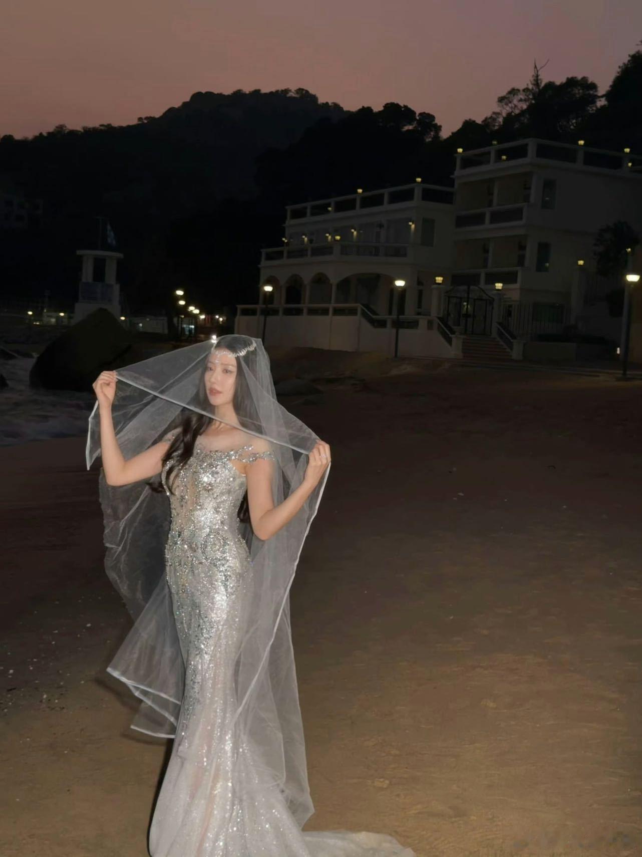 王鹤润这个腰 王鹤润的腰是被上帝偏爱的吧？线条利落又流畅，紧致度恰到好处，视觉冲