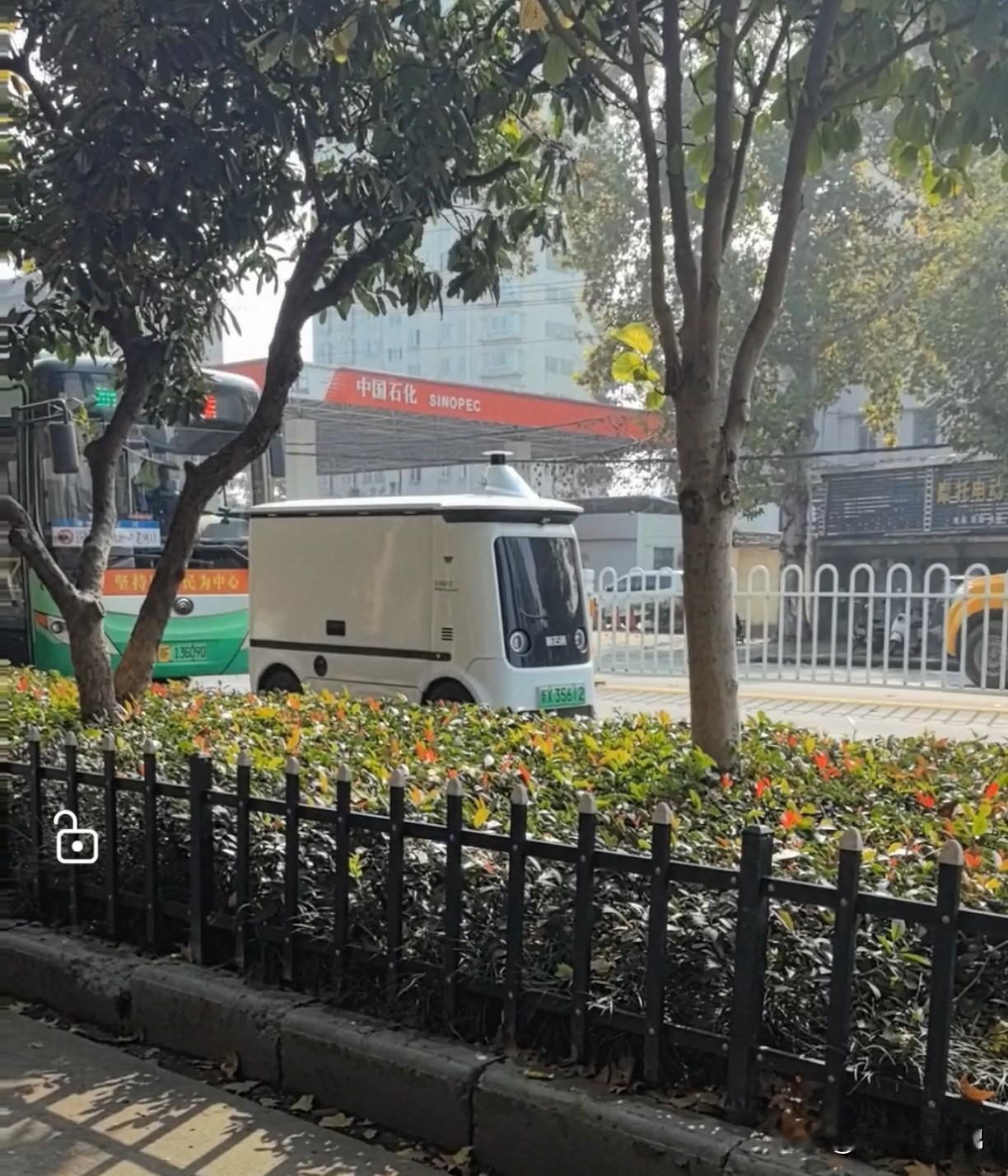 老河口也有无人驾驶快递车了，惊叹时代发展的同时，也感叹又有一批快递人要失业吧！