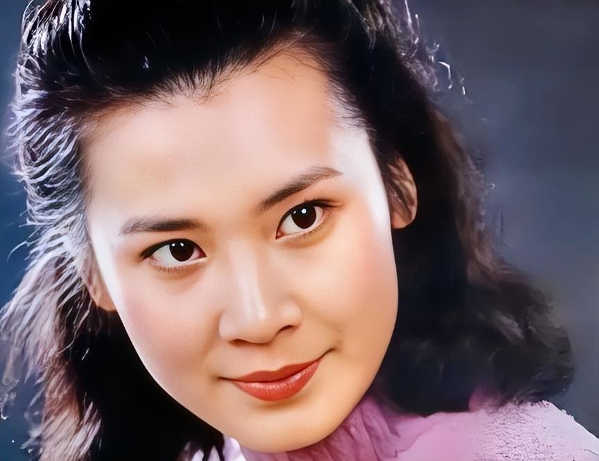 肖雄，1958年生于上海，祖籍广东潮阳，空政话剧团国家一级演员，大校军衔，享受正