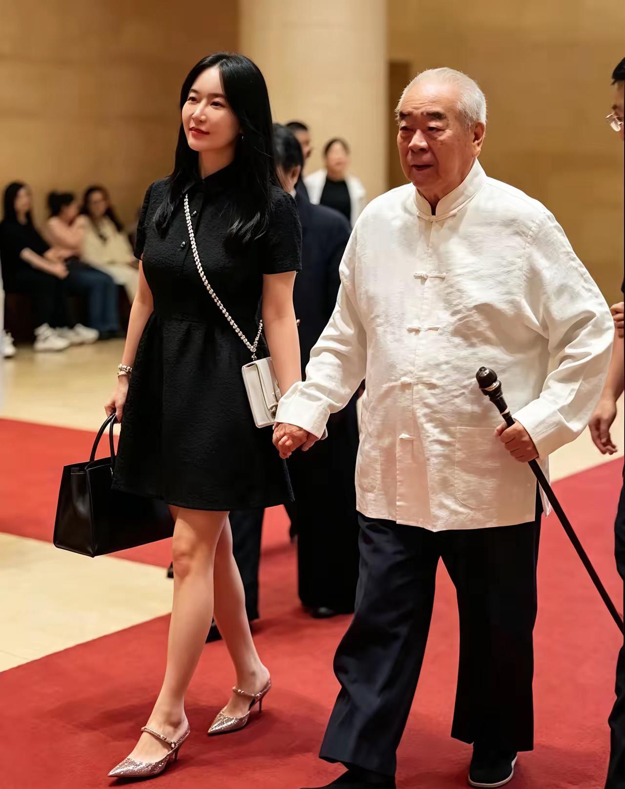 考考你，这是谁一家人？丈夫是著名画家，妻子曾是一名主持人，两人年龄相差50岁