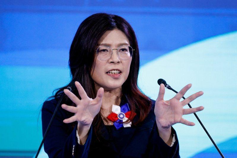 要我说，两千多万台湾人，当下最勇敢的政治人物不是邱毅，不是洪秀柱，也不是郁慕明、