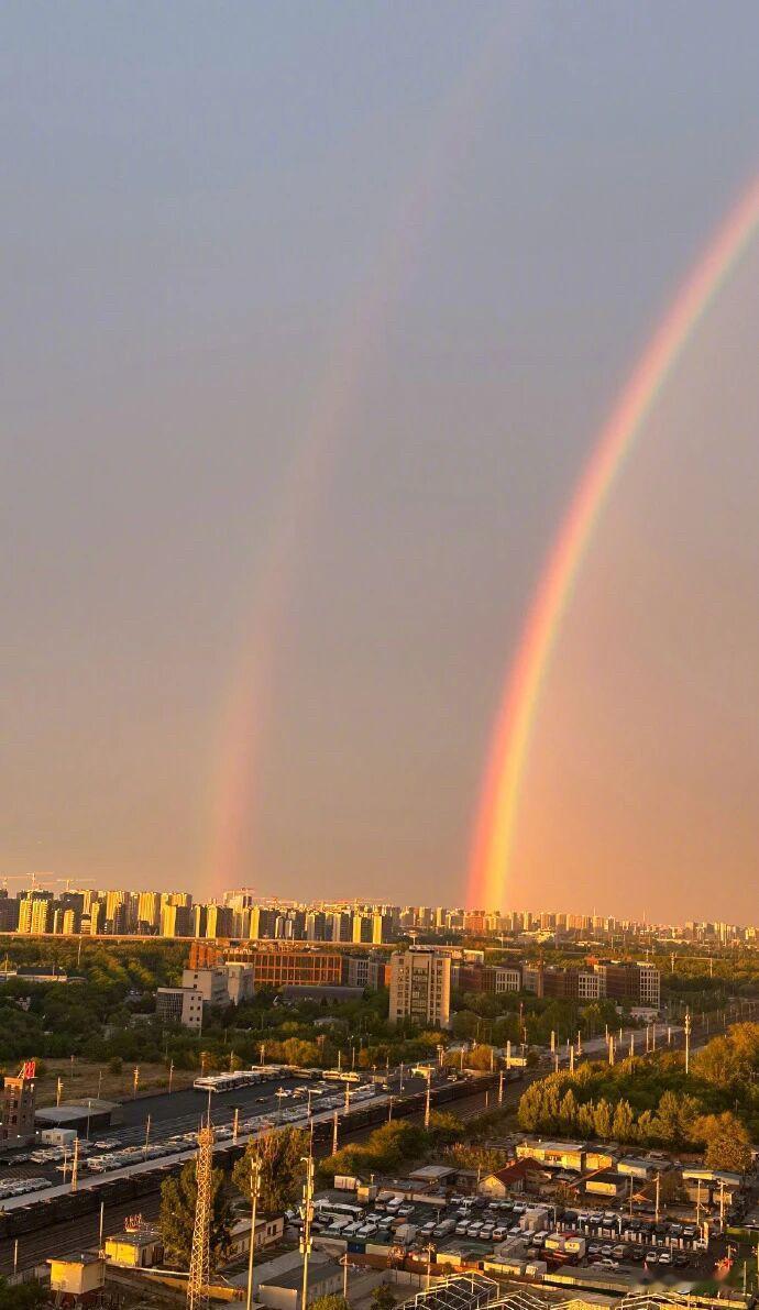 北京雨后彩虹你拍到了吗？
没拍到也没关系，我分享的图你可以直接拿走不谢。这次的彩