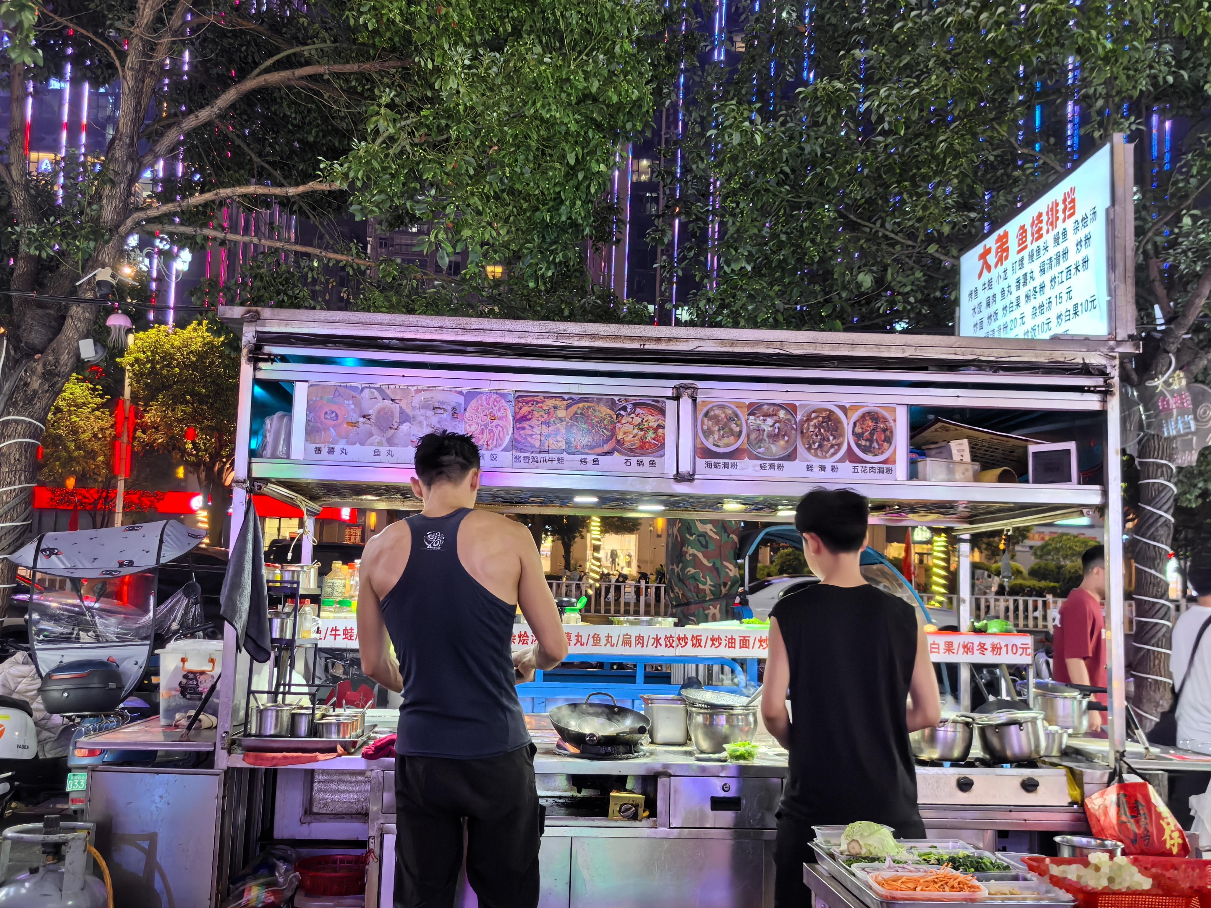 白天看城市的表情，​夜市看市民的心情。​一个摊挡一个窗口。走过看过感受福清。福清