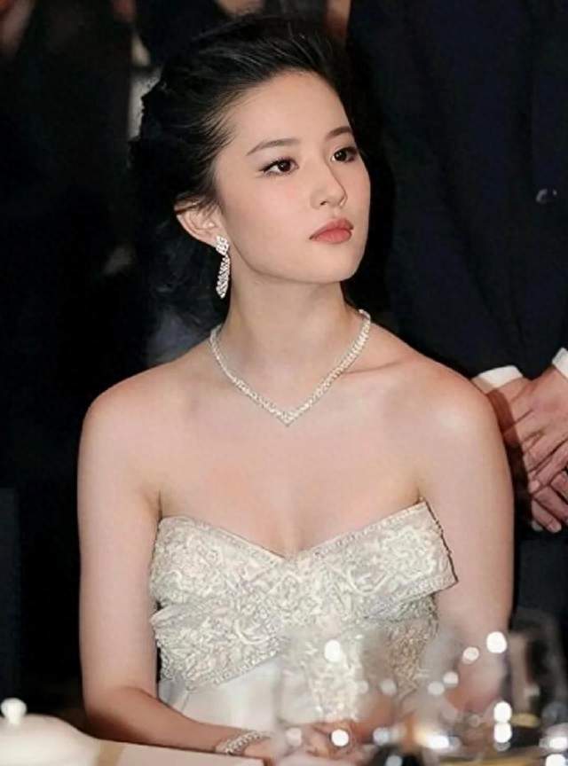 刘亦菲｜侧颜、肩背、背影全是绝杀！亮晶晶礼服美到发光✨