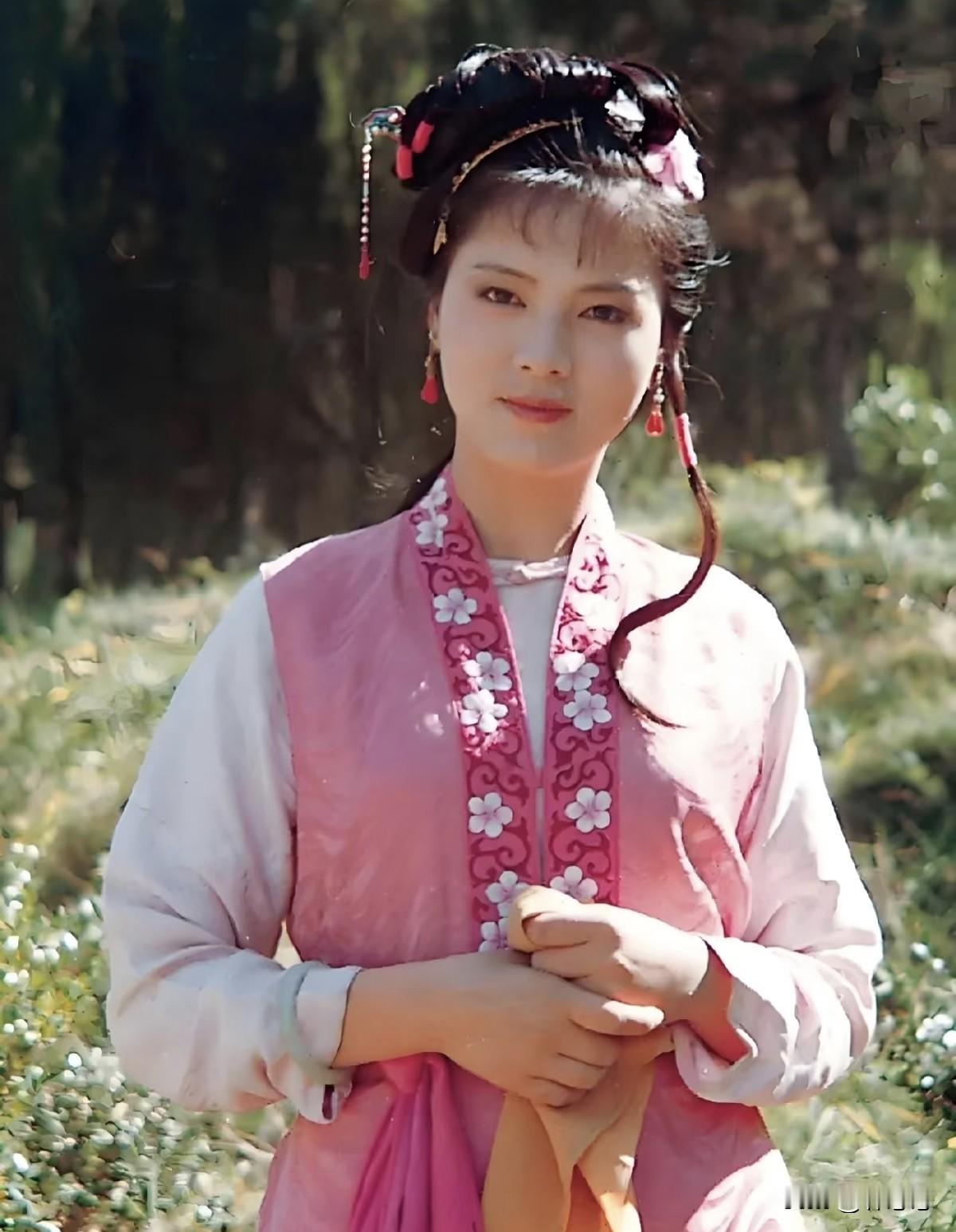 其实我很理解袭人为什么有争荣夸耀的心理。
她是被亲妈和哥哥卖掉的，就相当于是家人