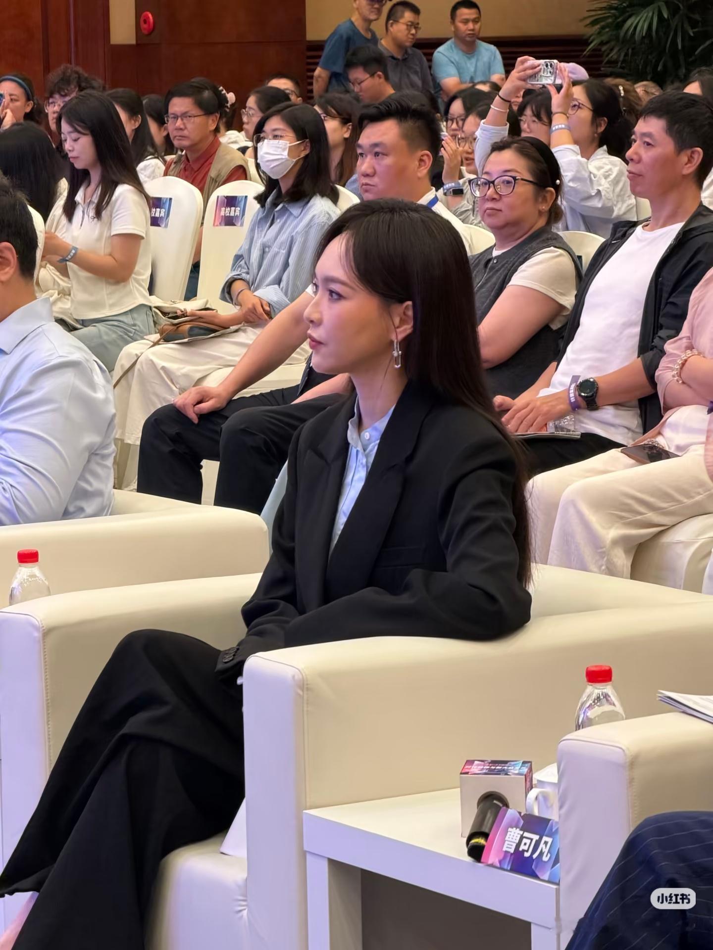 9.20日解放日报文化讲坛现场直拍气质好正，坐的也很端正p3小跑起来头发飞扬，好