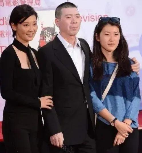 徐朵晒出与妈妈徐帆的合照，两人紧紧相依，笑容灿烂，展现母女情深。徐朵亭亭玉立，徐