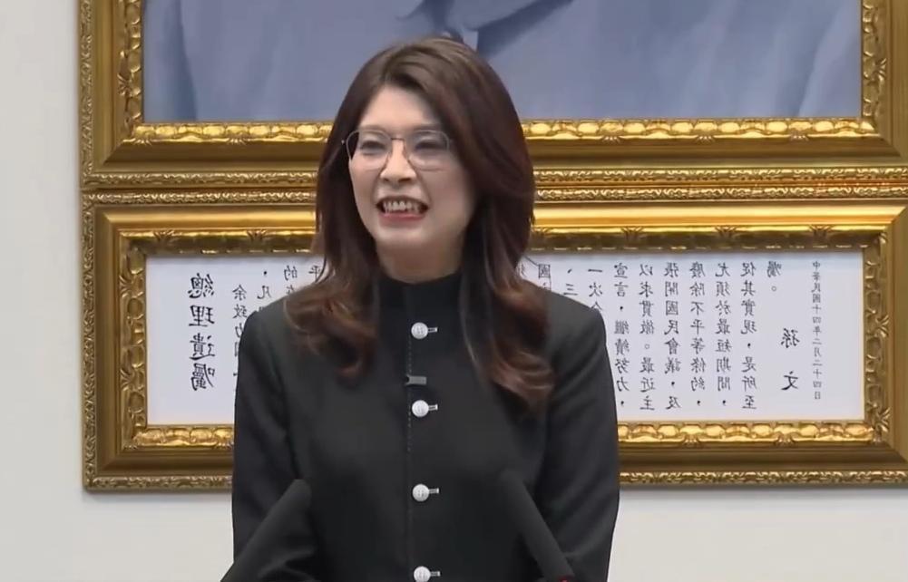 一袭中山装，回顾大陆情，壮士凌云志，大鹏展翅时。
郑丽文抵台主持中常会，汇报访问