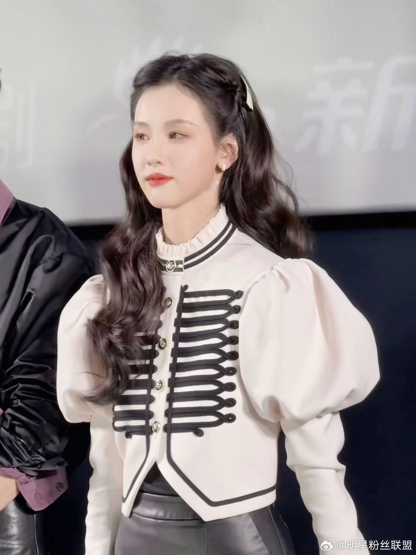 陈都灵骑士公主装 今天月鳞绮纪追剧团又是我没有见过的风格，公主头发型加上骑士装，