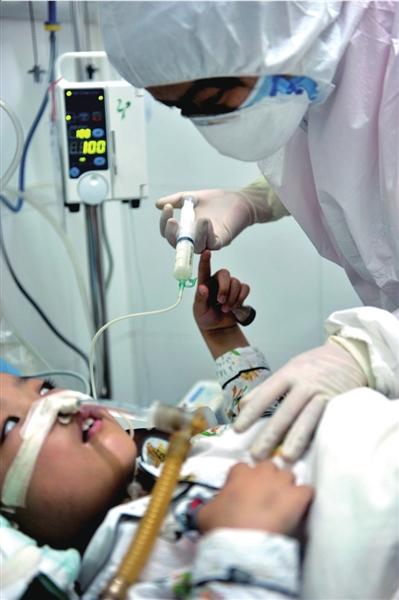 标题：儿科甲流危重症警示！医生紧急提醒家长：这些症状千万别忽视

近日，儿科门诊