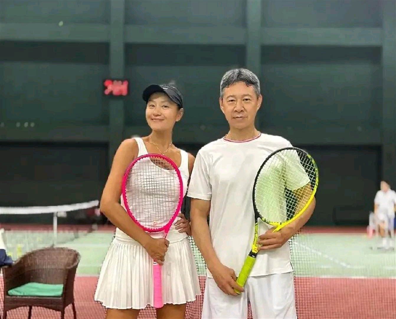 55岁瞿颖与69岁张丰毅网球场合影，肌肉线条太绝了，完全不输年轻人 