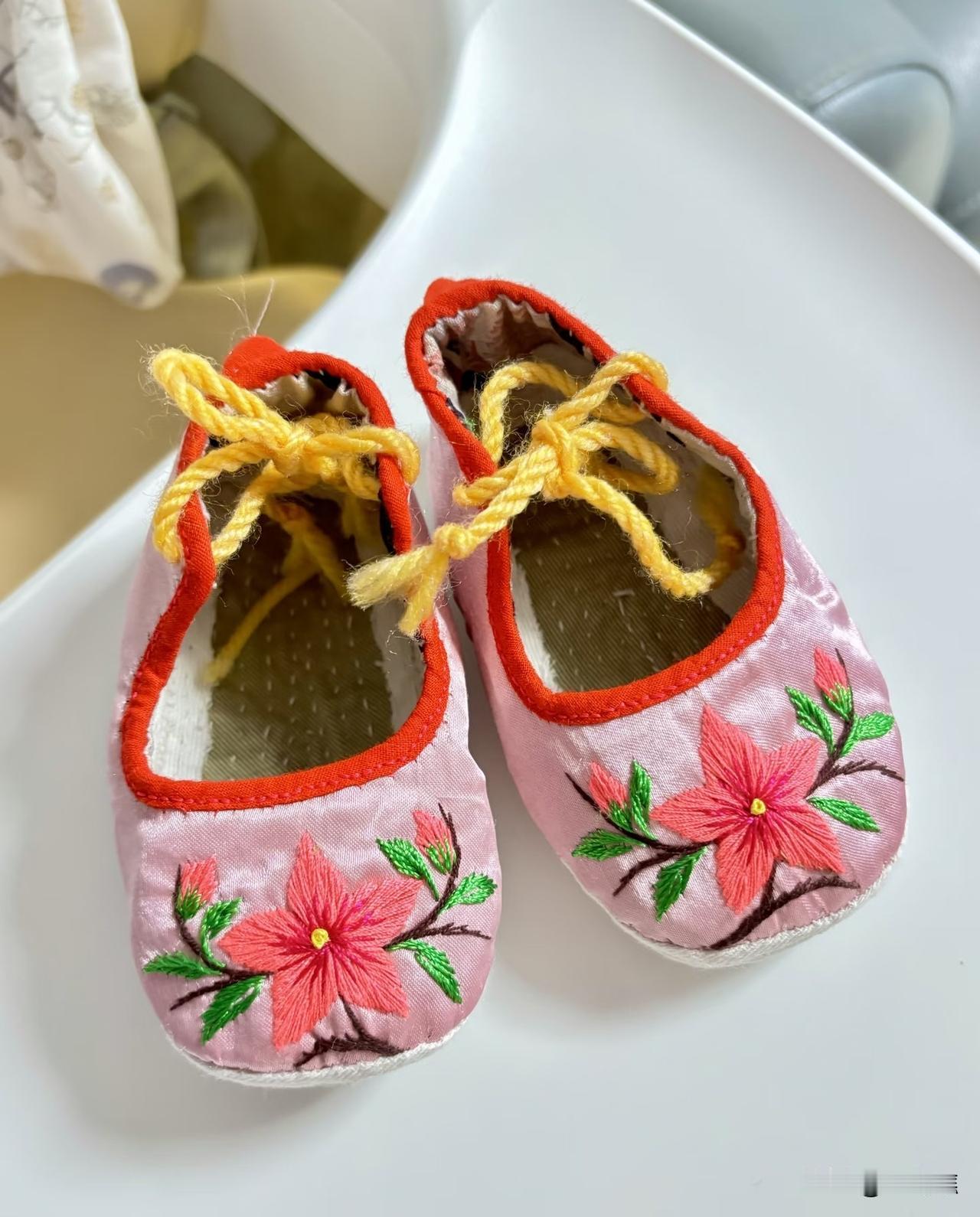 小时候
以为外婆纳鞋底
只是灯太暗，线太长
后来握着针脚才懂
针尖不为鞋样
为牵
