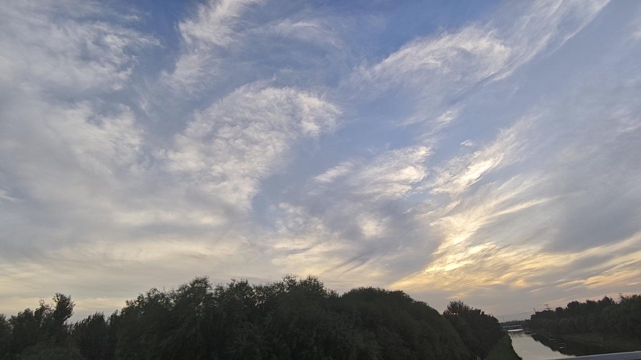 看看你手机里的天空
晒一晒你拍的天空这张天空必须要分享 可以分享一张你拍的天空美