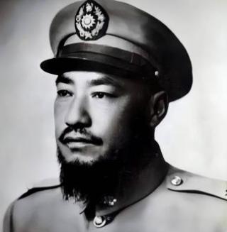 有一天，马步芳对五姨太说：“我要娶你的三个妹妹，你去给我做媒…”五姨太回怼一句：