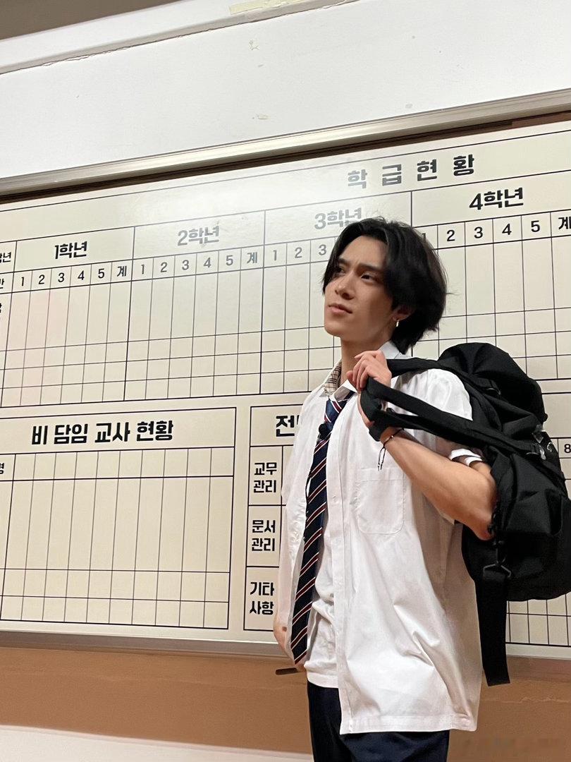 黄冠亨聊完张呈撩庆怜 黄冠亨社交天花板实锤！前脚和张呈贴贴热聊，后脚奔赴庆怜生日