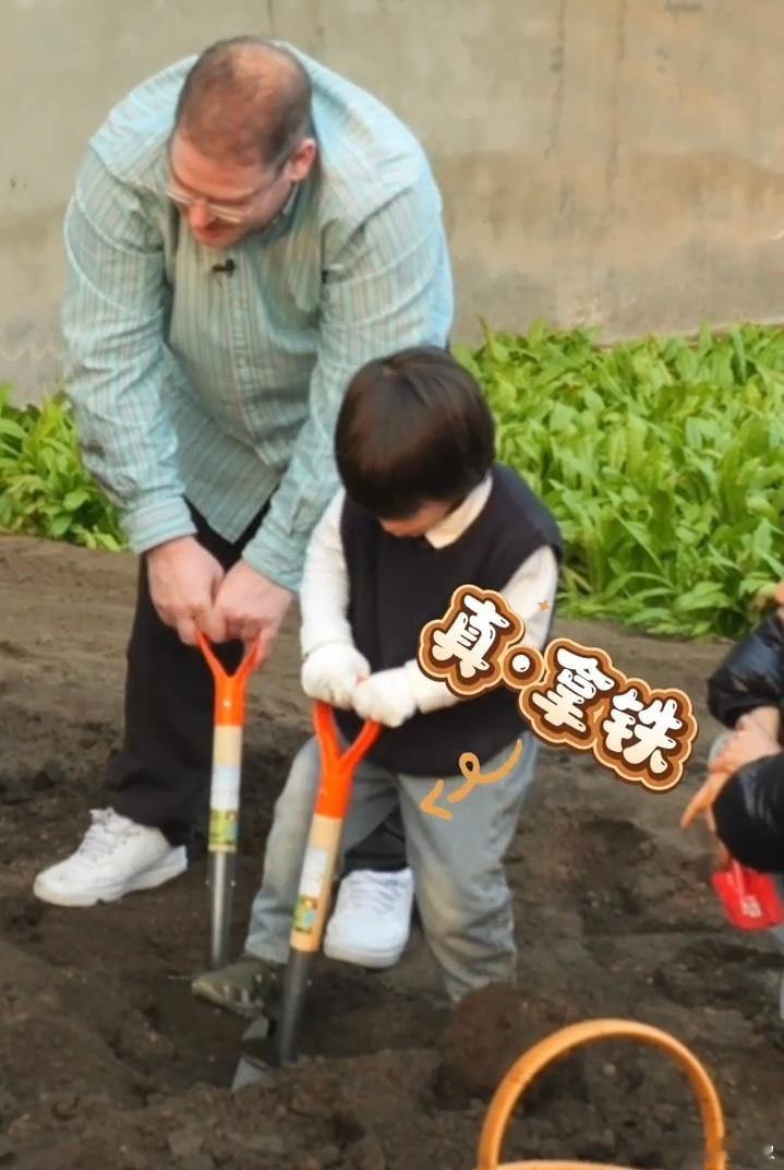差点以为这综艺录的种地吧幼年篇 《乡约食光》解锁张拿铁新身份！挥铲子挖土有模有样