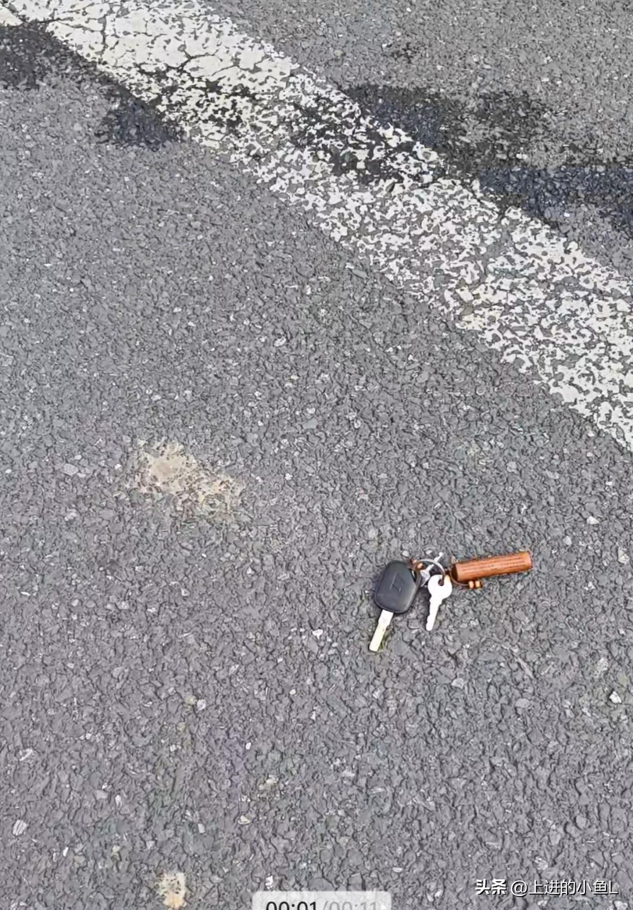 今天上午我买菜回家，在河南息县西大街中医院西边路段，捡到了一串钥匙。考虑到失主丢