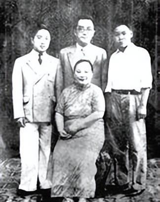 胡适在结婚七年后，陷入了对嫂子妹妹曹诚英的热烈爱恋。两人情深意切，仿佛世界上只有