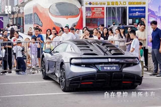 万家丽场地配套太给力，近距离感受仰望汽车的硬核魅力