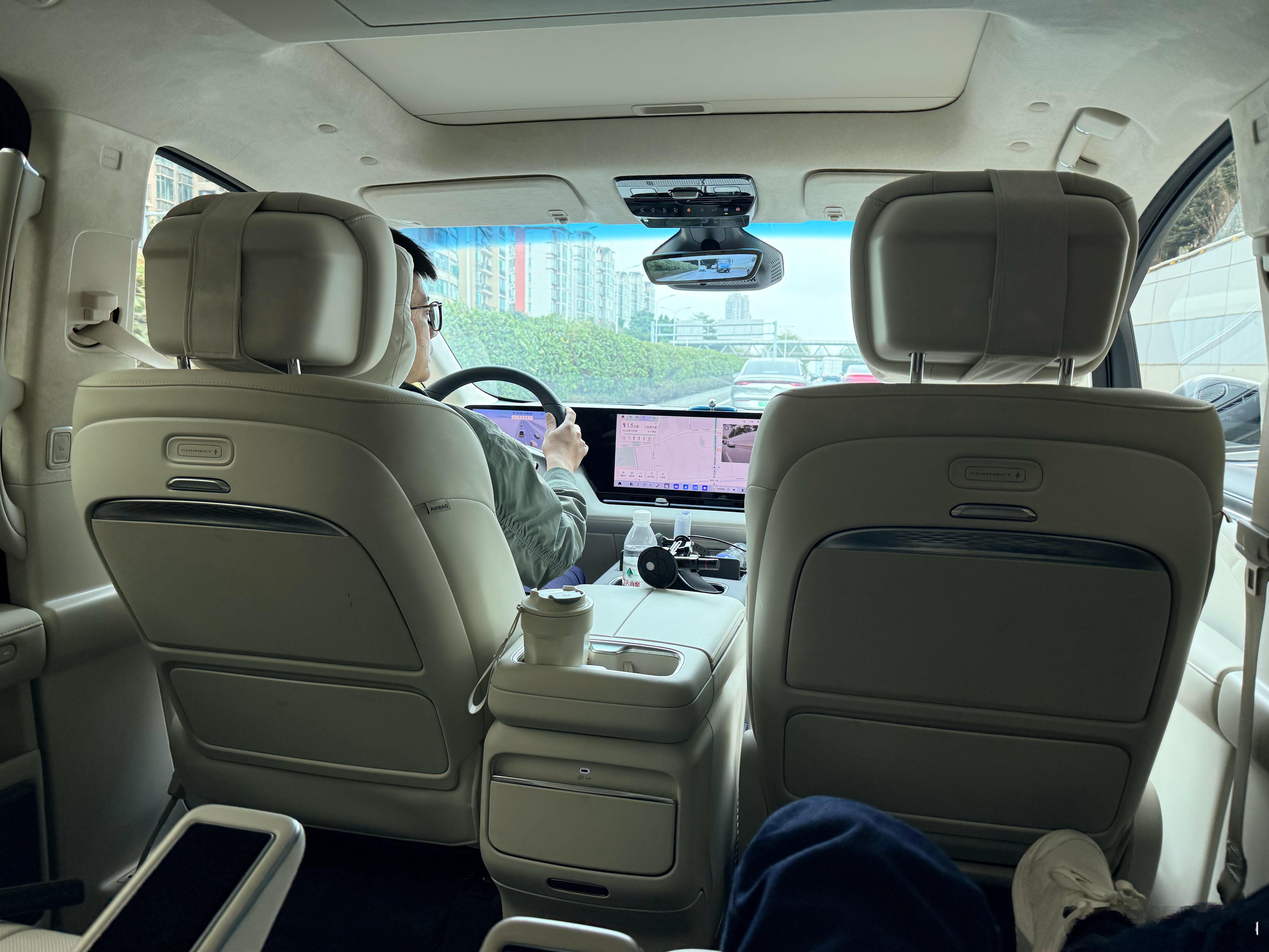 开我的别克至境世家去广州拍广汽丰田铂智7…现在也是好起来了，路远的话还能在后面睡