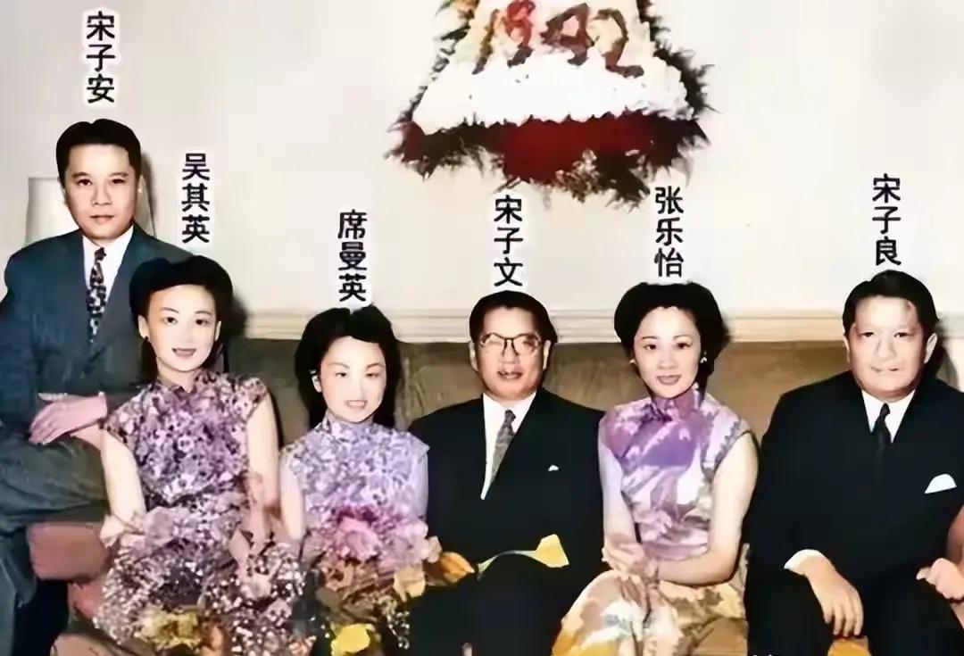 1942年，宋子文、宋子良和宋子安三兄弟携夫人在美国共度圣诞节时的罕见合影，当时