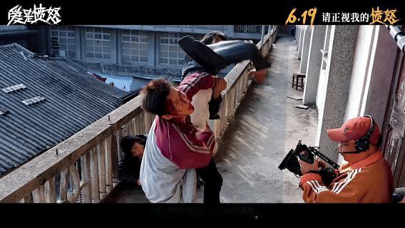 王安宇呕吐戏是自己抠吐的镜头背后全是付出，为追求最佳效果，王安宇亲自完成高难度戏
