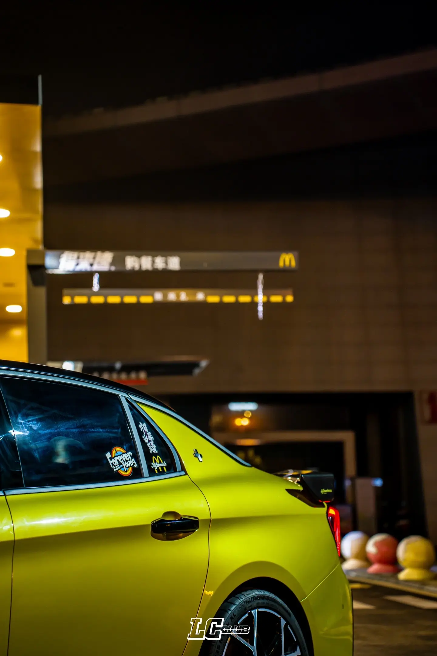 你可以回到过去，只不过那里已经没人了。玫瑰藏于身后，风起花落，从此鲜花...