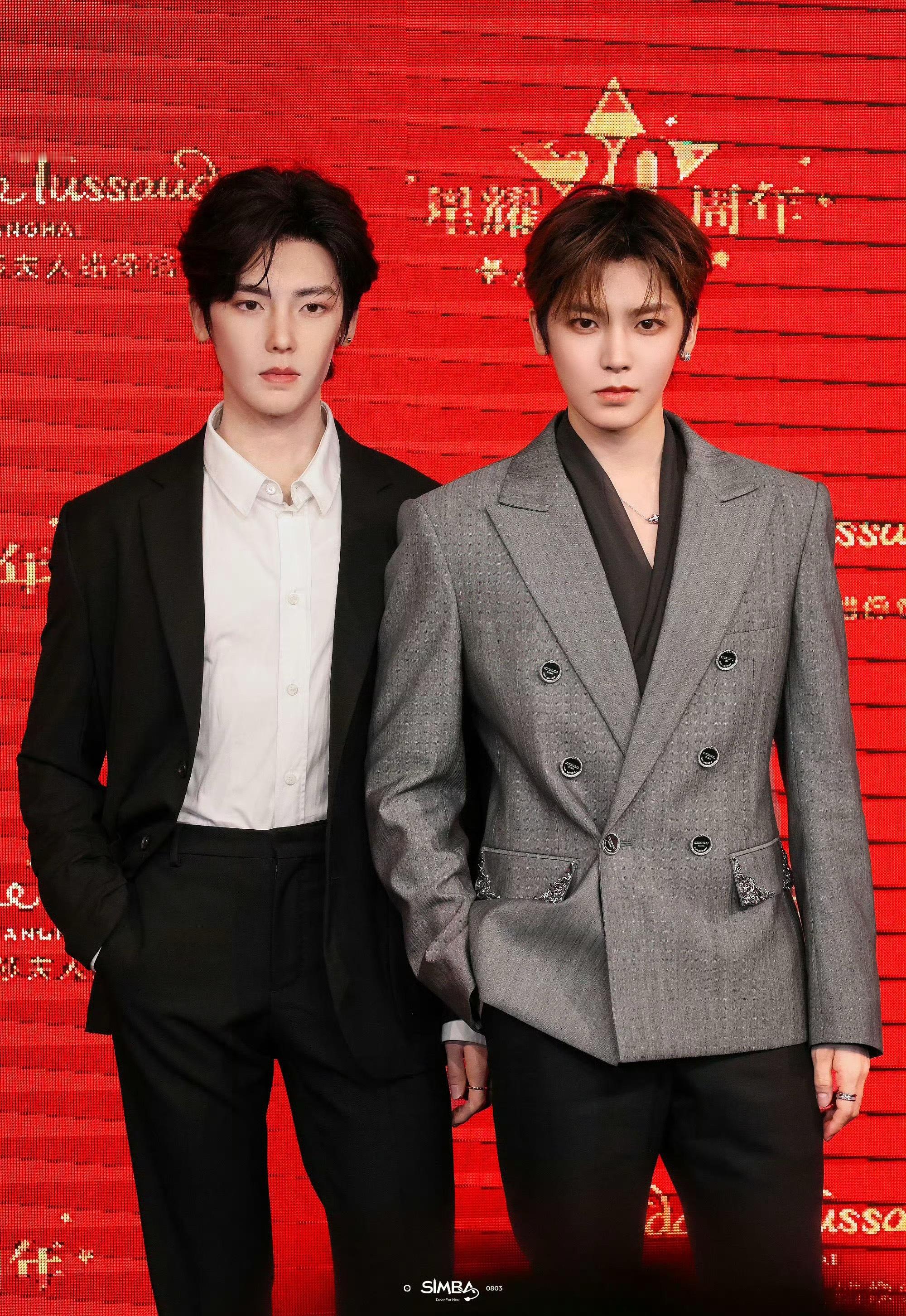 侯明昊亲了侯明昊娘娘！！侯明昊亲了侯明昊！！侯明昊就这样给自己挖坑。只是贴近蜡像