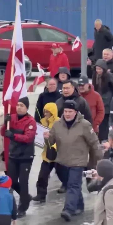 美国要出钱买格陵兰，可格陵兰不同意，他们游行示威抗争。
     美国你别以为什