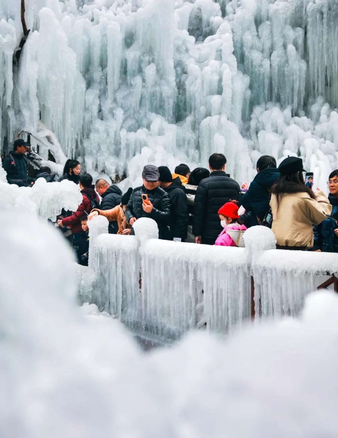 西安｜在山里，邂逅一场冰瀑❄️
⛰️地点:户县金龙峡，这里虽然是人造的冰瀑，但是