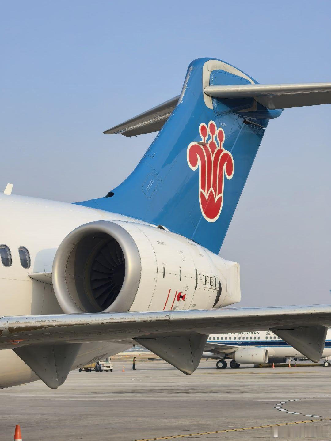 专门去柜台要了一个守门的位置，为的就是紧盯发动机。启动和关车时略吵，其他时间都在