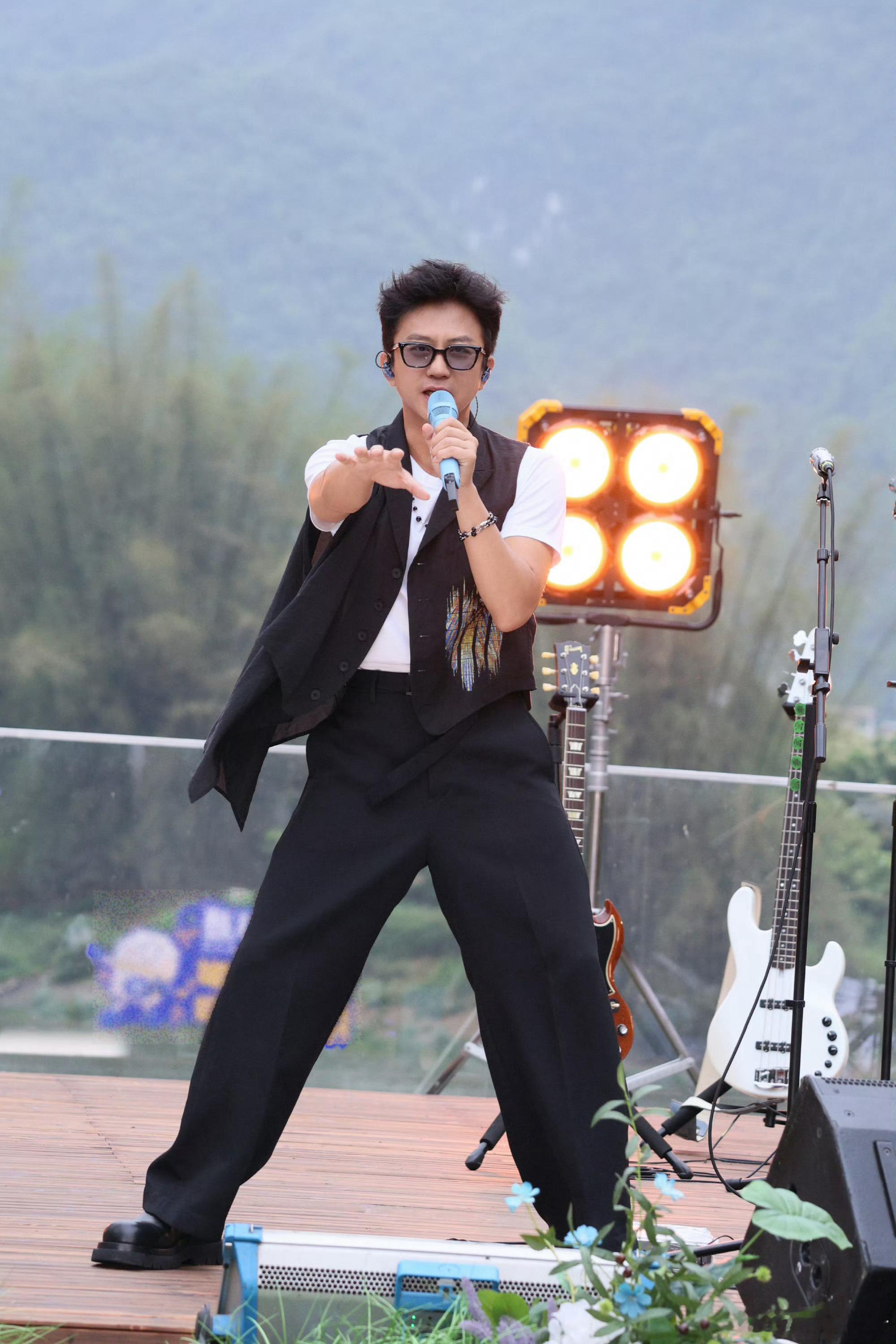 邓超 踢馆歌手邓超也太全能了吧，演戏唱歌样样在行，综艺里风趣有梗，潜力根本挖掘不